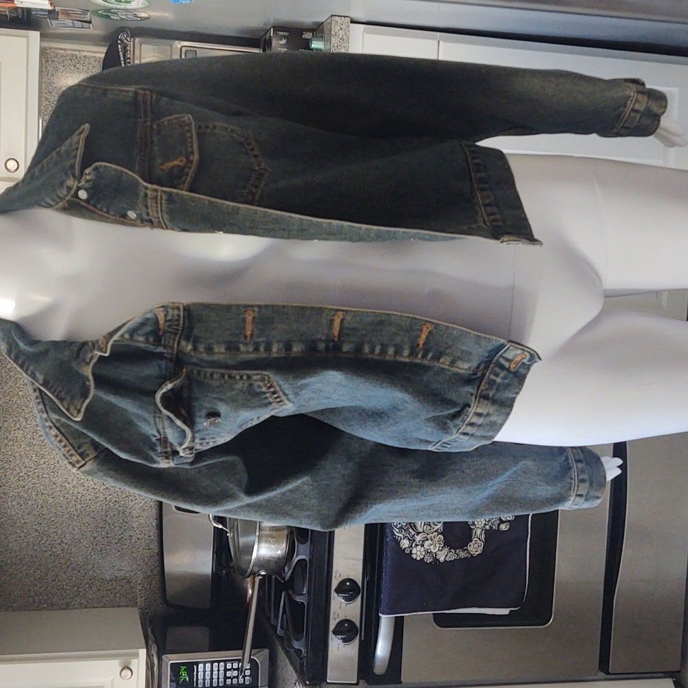 Beautiful vintage denim jacket. Cropped short.